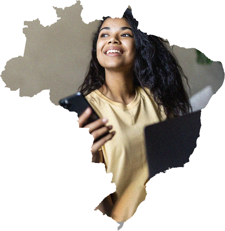 Jovem sorrindo com o celular na mão, recortada no formato do mapa do Brasil