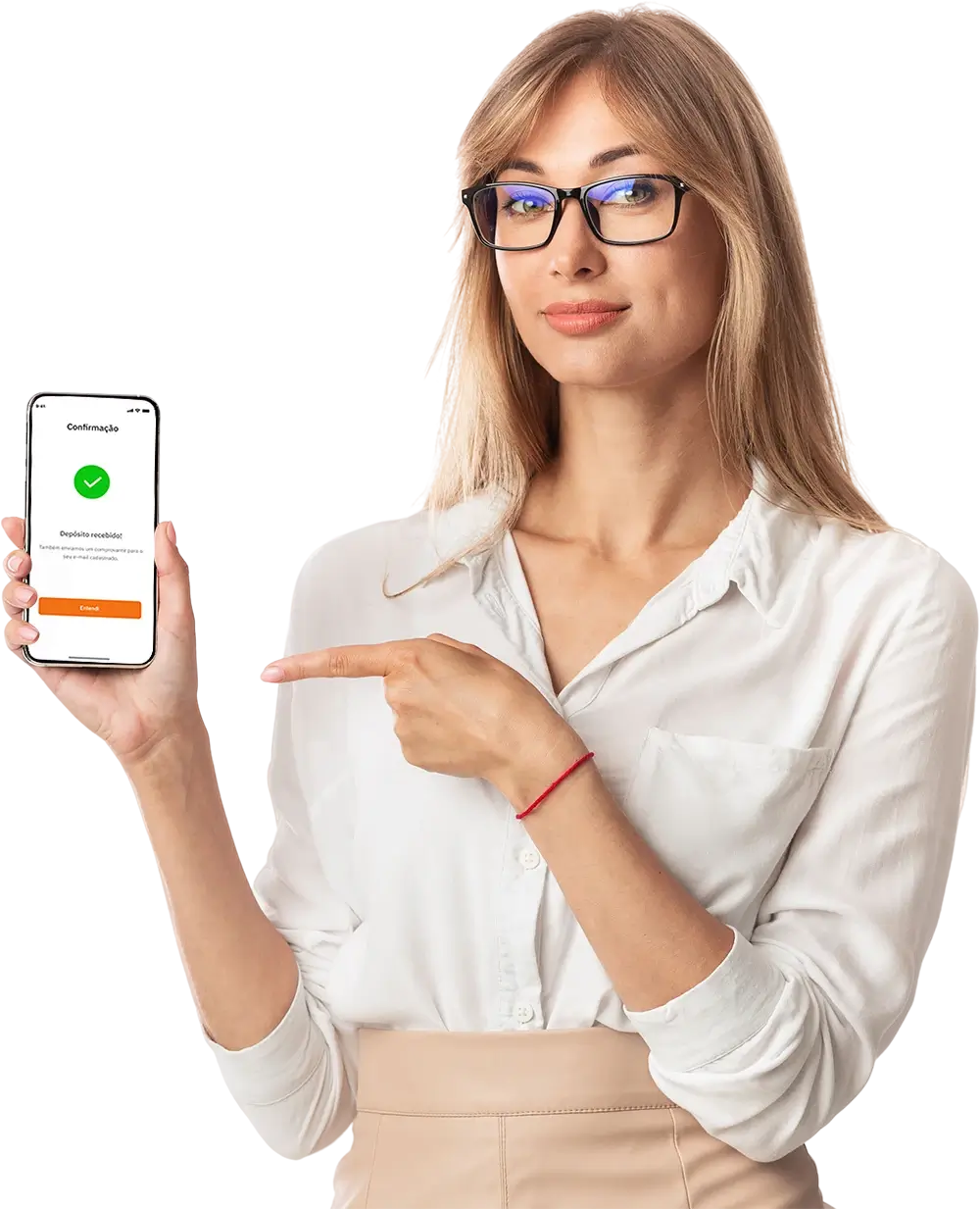Mulher apontando para um celular com a solicitação aprovada na tela
